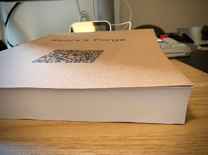 今天收到了好友涂俊杰寄来的礼物，是用本频道的信息打印成的册子，一本名为 Reorx’s Forge 的书